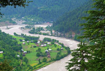 Couple travel to Kashmir